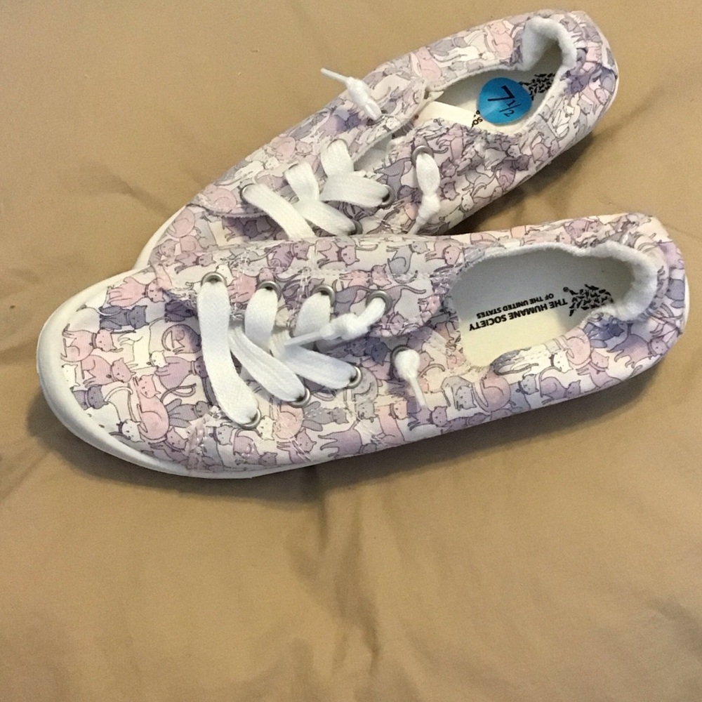BOB’S CAT MOTIF LOW PROFILE SNEAKERS. NEW / NEVER WORN, SIZE 7.5